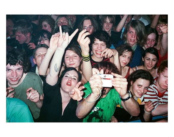 Nick Zinner 《Crowds》：从舞台凝视人群，捕捉千禧之交的集体共鸣