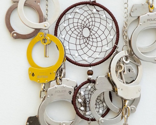 Karlo Andrei Ibarra《Un lugar en el mundo》：探索历史、暴力与权力的视觉叙事