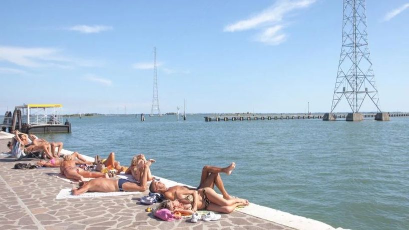 当代摄影群展|《领土的宁静不安:深入土地》:十二位威尼斯摄影师镜头下的景观变迁