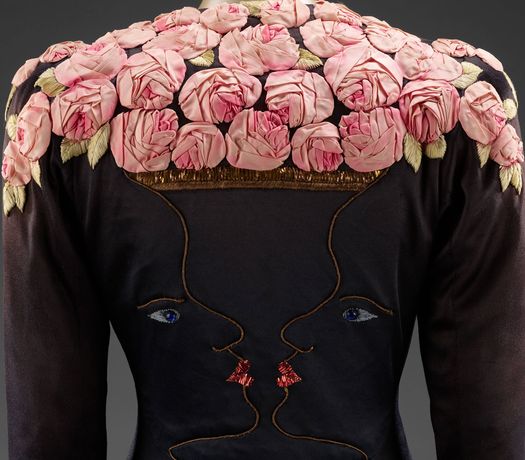 Elsa Schiaparelli《Schiaparelli: Fashion Becomes Art》:一场颠覆时尚与艺术界限的百年回顾
