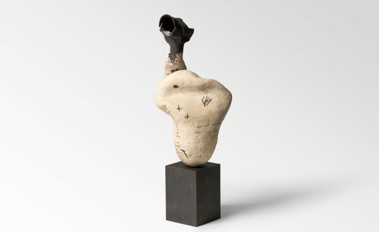 Phoebe Collings-James《一朵玫瑰，一座桥，一所房子》：一场在历史建筑中展开的当代陶瓷对话