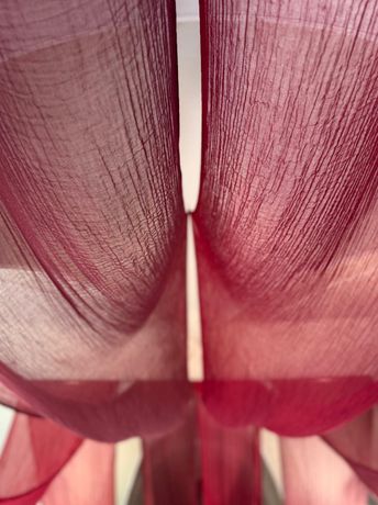 Andrea Bordács《女性盔甲》：探讨韧性、身份与社群保护的雕塑展