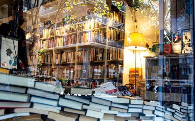 西班牙战后一代摄影群像|《Les biblioteques efímeres》:书籍与身份的肖像
