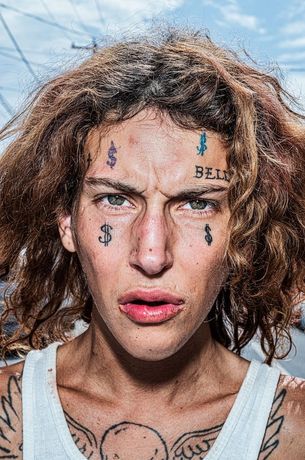 布鲁斯·吉尔登《Why These?》：一场直面人性的街头摄影回顾展