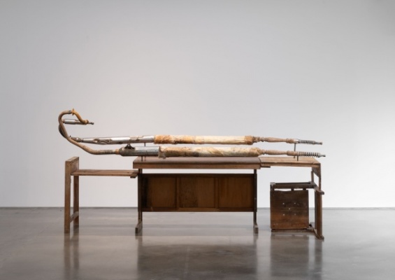 莫妮卡·梅斯《Pulgar》:一场关于残余与传承的场域特定装置展