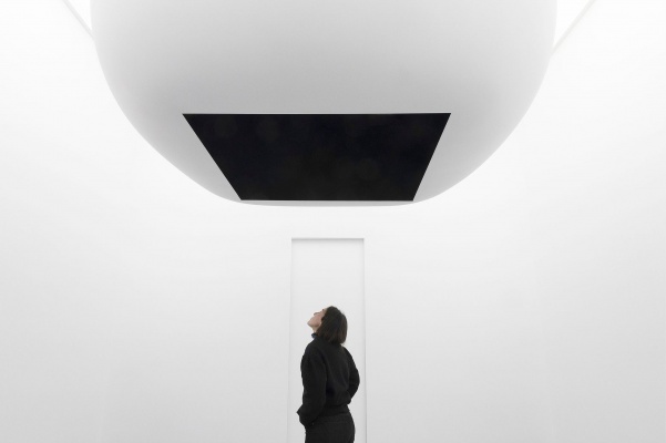群展《幻觉的侵袭》:巴塞罗那圣莫尼卡艺术中心呈现艺术、幻觉与权力批判