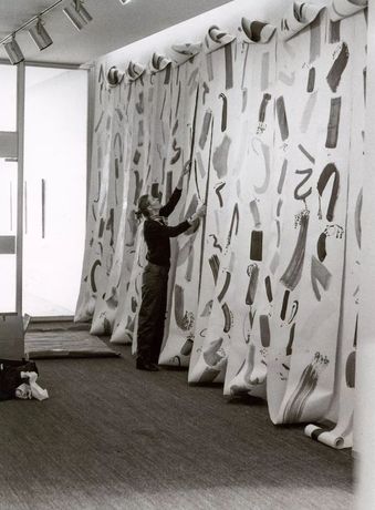 Eva-Maria Schön《60 Jahre. 60 Meter, Pinselstriche》:在空间中展开的笔触绘画