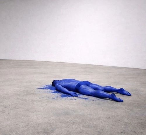 Göksu Kunak《REMAINS》：一场以时间与身体为材料的表演性个展
