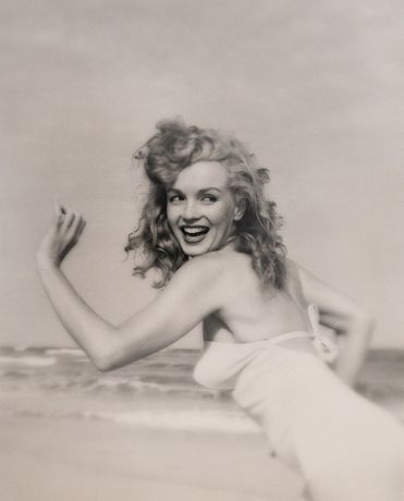 André de Dienes《Beyond Monroe》：重新审视梦露的影像建构
