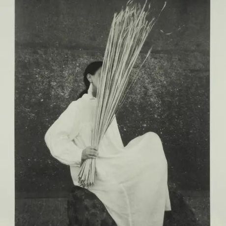 Sayuri Ichida《Playing the Piano Upstairs》：发光的纯手工印相探索记忆与姐妹情谊