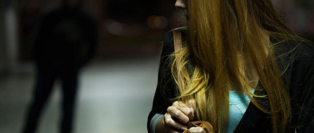 荷兰鹿特丹治安|连环性侵案频发,女性夜间出行需警惕,警方教你识别犯罪信号