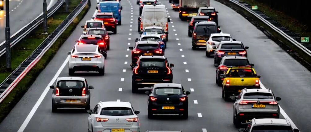 荷兰NS租车、临时护照“全面宕机”!大雨+冰雹+狂风+堵车800公里,周一早高峰失控!部分地区黄色预警!