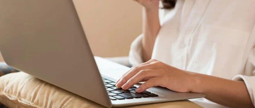 荷兰阿姆单亲妈妈4份工作全请病假，如今欠下超€7.3万债务…