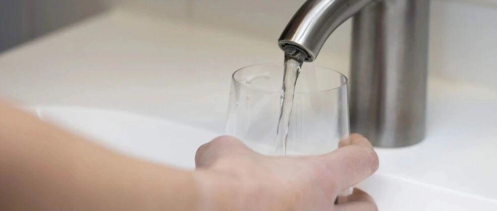 荷兰居民注意！该地区饮水污染，官方紧急提醒！“危机广告”上架：荷兰政府喊话全国居民，想好怎么活下去…