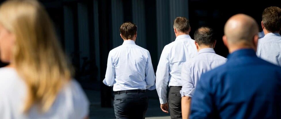 荷兰多行业爆发裁员潮,数千岗位岌岌可危!数据中心竟成“高薪黑马”?微软招人曝光:年薪€40,000-€50,000!