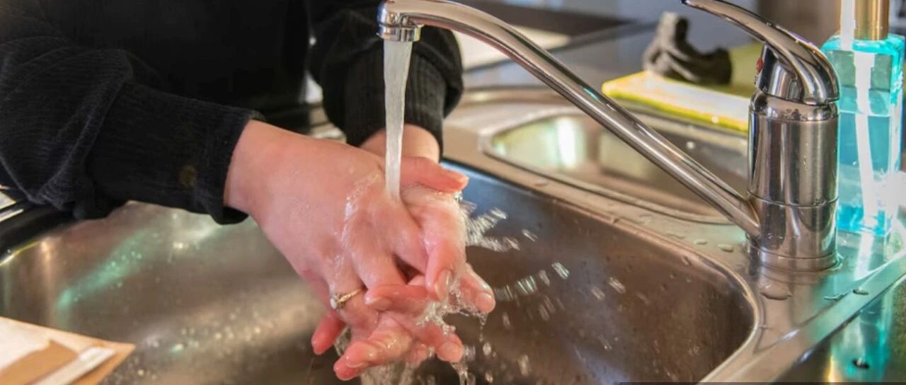 荷兰自来水将涨价!多地水费齐上调!油价上涨!只为救公共交通?航空税整体上调:私人飞机征“重税”!