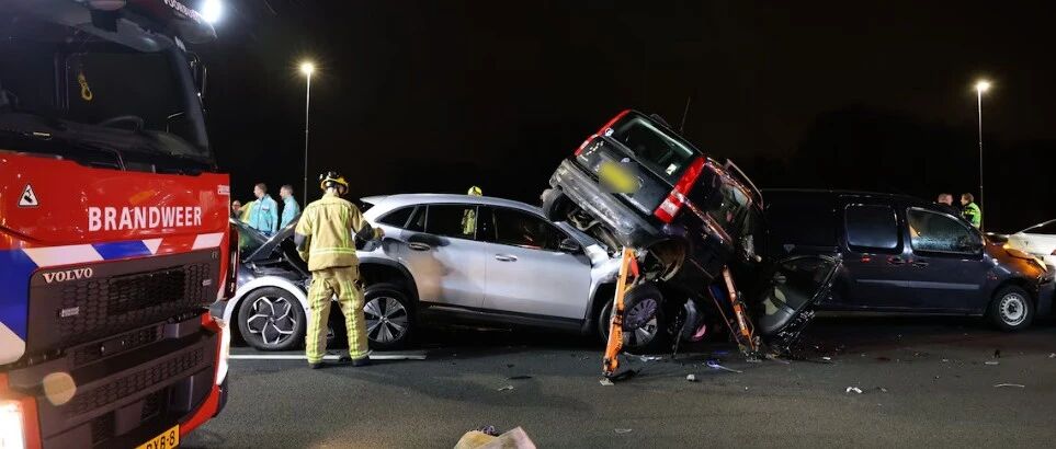 荷兰A4路段大乱！11车连环追撞、车辆“叠罗汉”，5人送医…