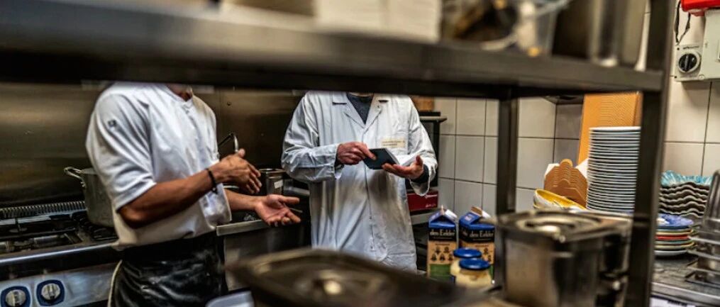 荷兰网红披萨店爆雷:剥削外劳,老板环球游!阿姆一名技工入职3天遭解雇却赢€19,000赔偿!