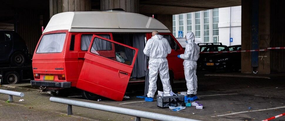 鹿特丹“神秘停车场”一男子被刺伤,附近居民:这里到处是可疑人物…