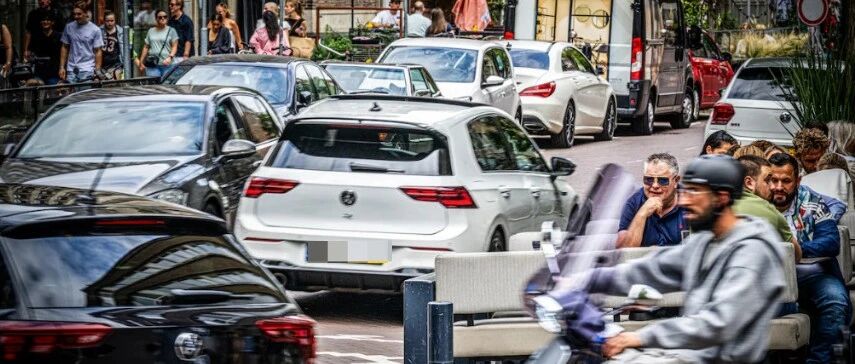 荷兰电台搞大事！“停车不动”就能拿€10,000?！瑞安航空宣布：周三起拒收纸质登机牌！鹿特丹市中心“全面封车”?！