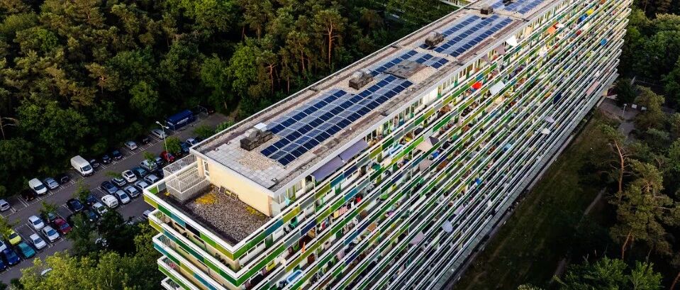 荷兰两栋巨型住宅发出“安全提醒”!居民被告知:阳台上别超过三个人!