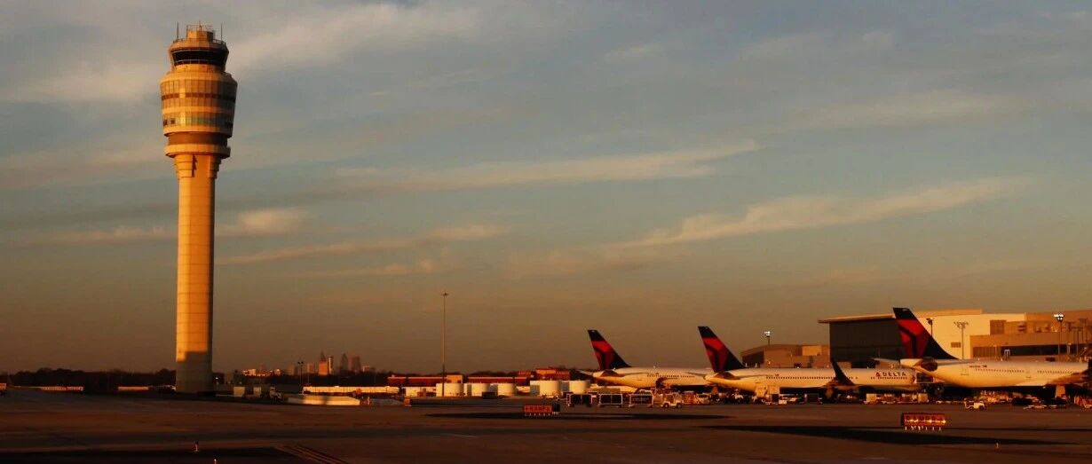 惊魂一幕!飞往阿姆的KLM航班突发险情:旅客称有人持枪,慌乱中打开紧急出口!