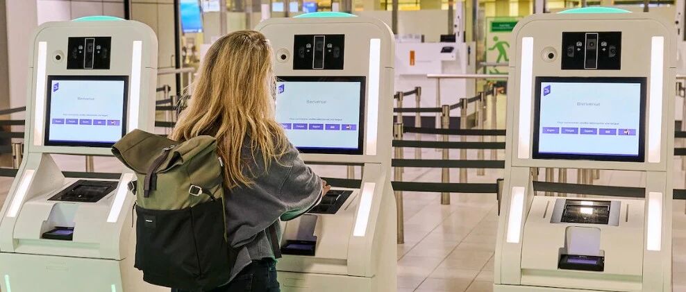 今天！入境荷兰先“刷脸+按指纹”！史基浦新规正式启动！本周气温飙到18℃！机场门口出租车司机殴打女子致骨折！