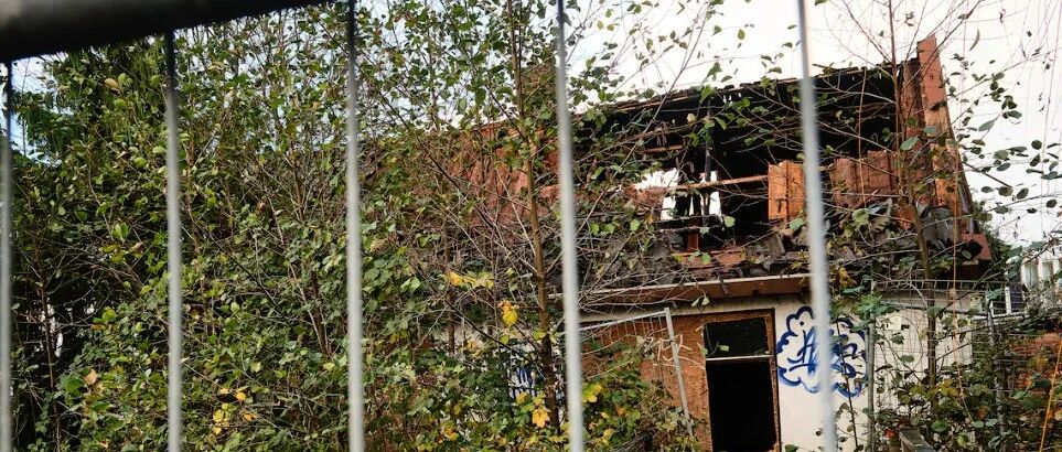 荷兰祖特梅尔“鬼屋”成隐患，居民呼吁：必须立刻拆掉！