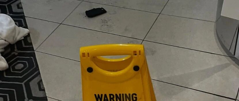 墨尔本机场惊险一幕：男子口袋内充电宝爆炸起火！