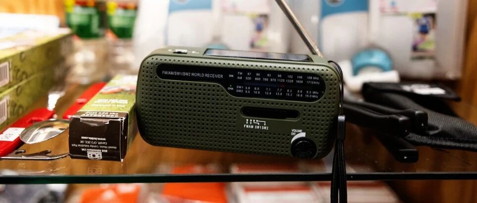 荷兰多家超市召回！肉品含金属碎片！荷兰人开始囤应急物资？手摇收音机迎抢购潮+AH推出“求生菜单”！网友：贵妇求生指南？