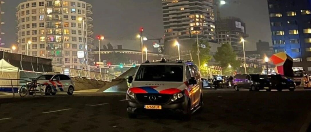 鹿特丹大桥持刀致命案开庭！嫌犯喊“真主至大”，曾多次违规却未被及时阻止…