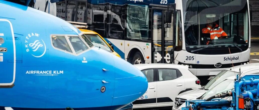 惊曝!史基浦出现“无证司机”?办公人员、建筑工人也能开接驳巴士,乘客安全引担忧