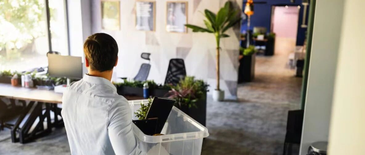 干了15年、年薪€54万,却遭突然解雇?法院判赔€103万,荷兰劳动法的保护力度,再次震撼所有打工人…